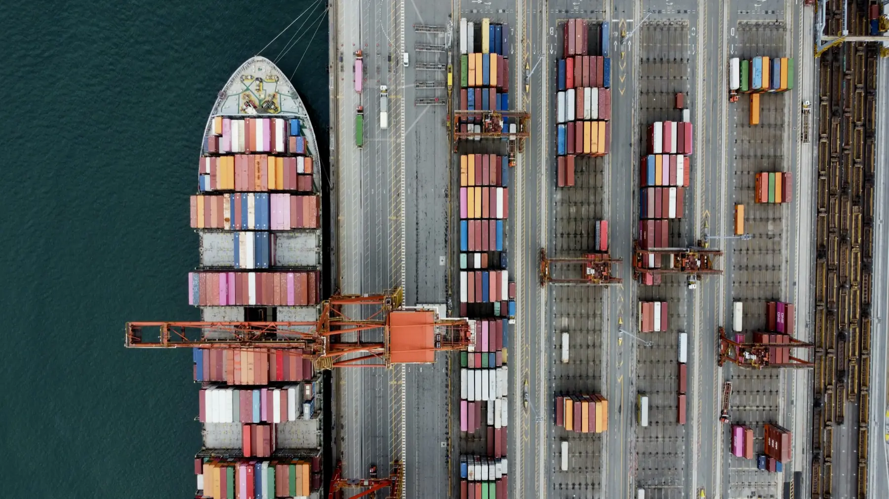 Vista aérea de un puerto con buque y contenedores