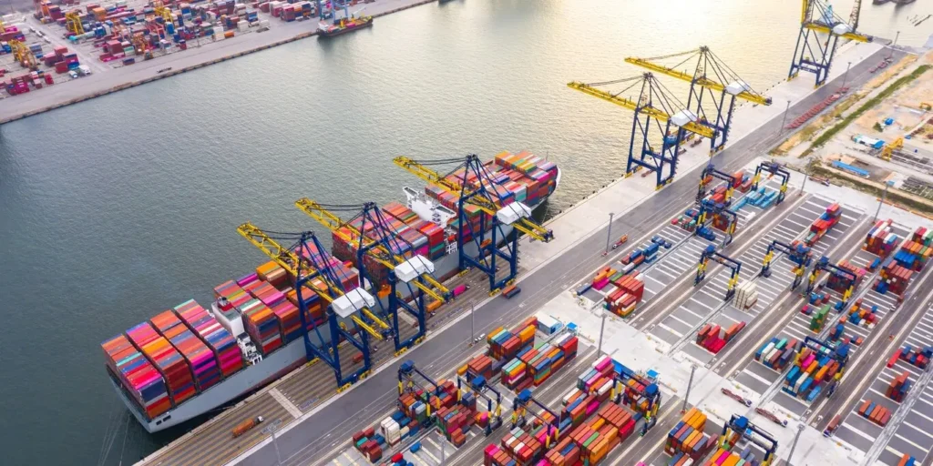 Puerto de aduanas con un buque de portacontenedores