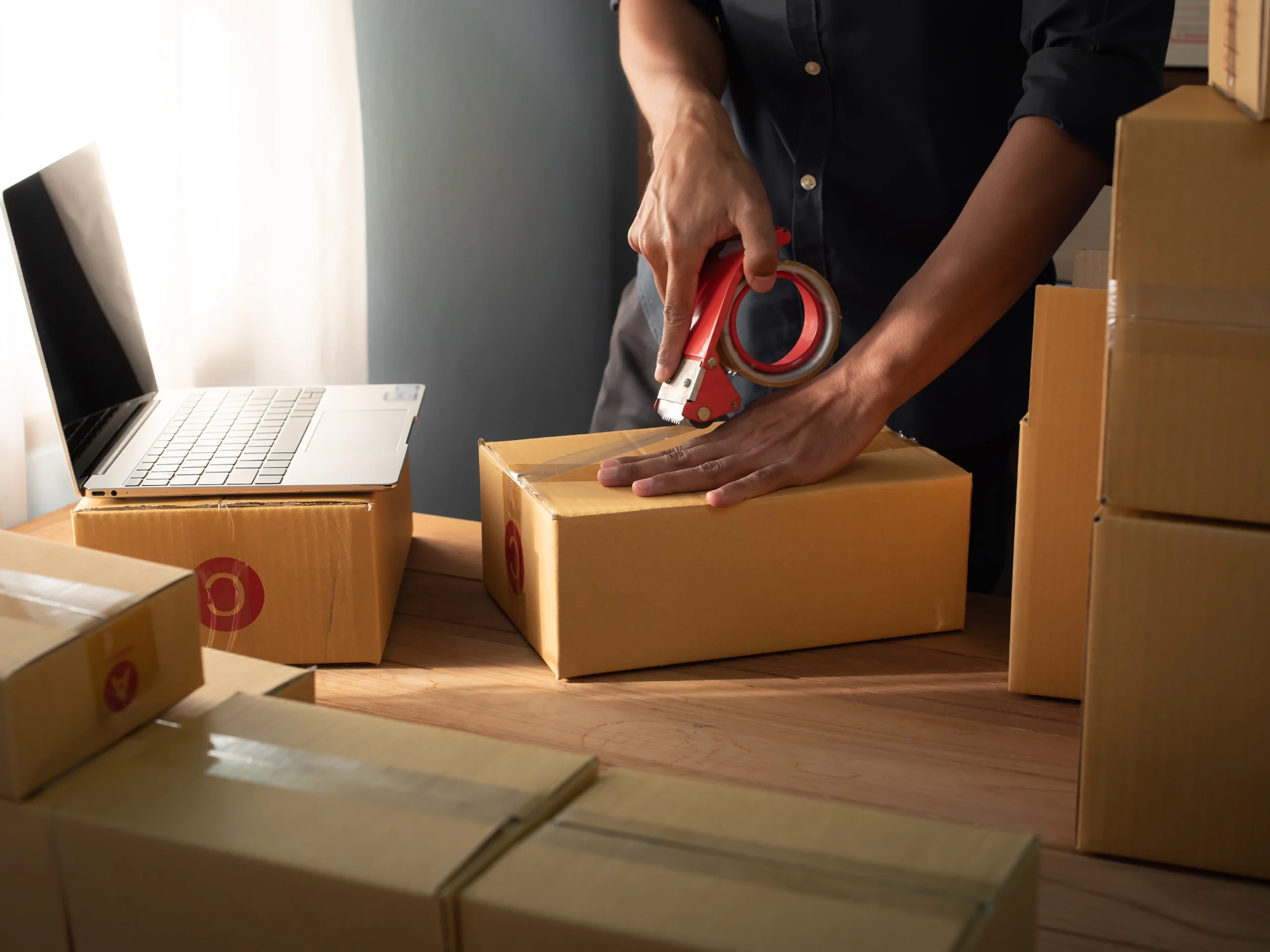 Sellado de cajas para envío de carga consolidada desde Miami hacia Honduras.