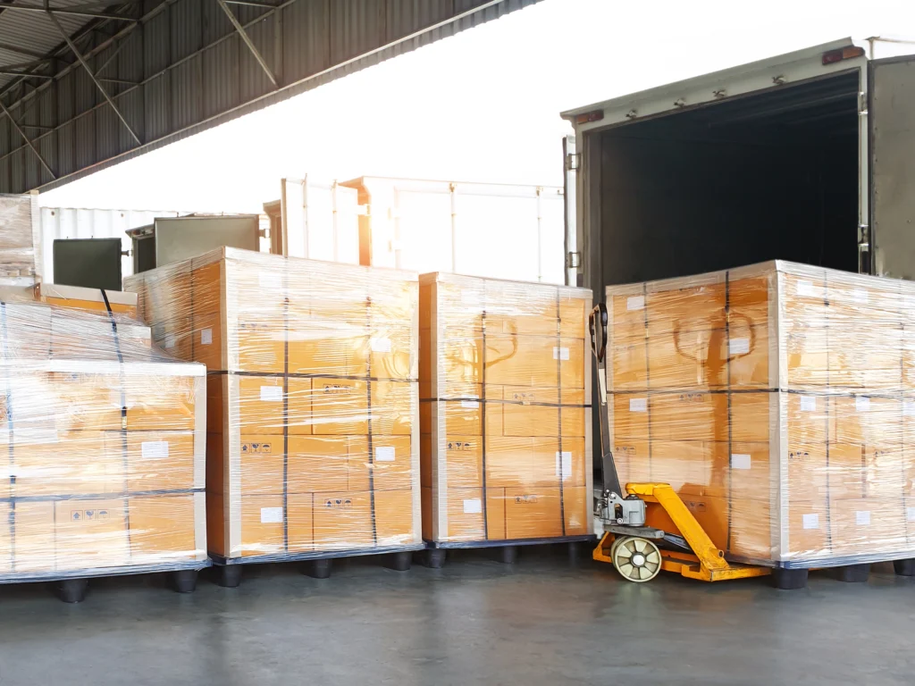 Qué es una carga consolidada: mercancías agrupadas en pallets para transporte de carga