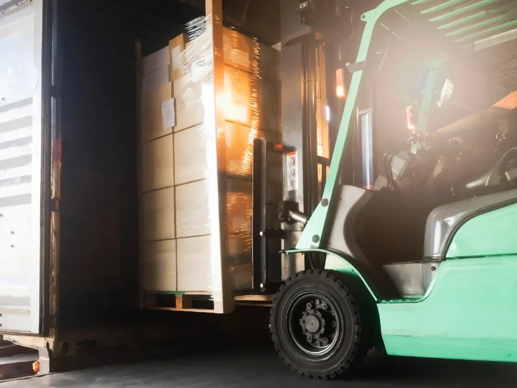 Carga consolidada: montacargas movilizando mercancía para transporte y distribución