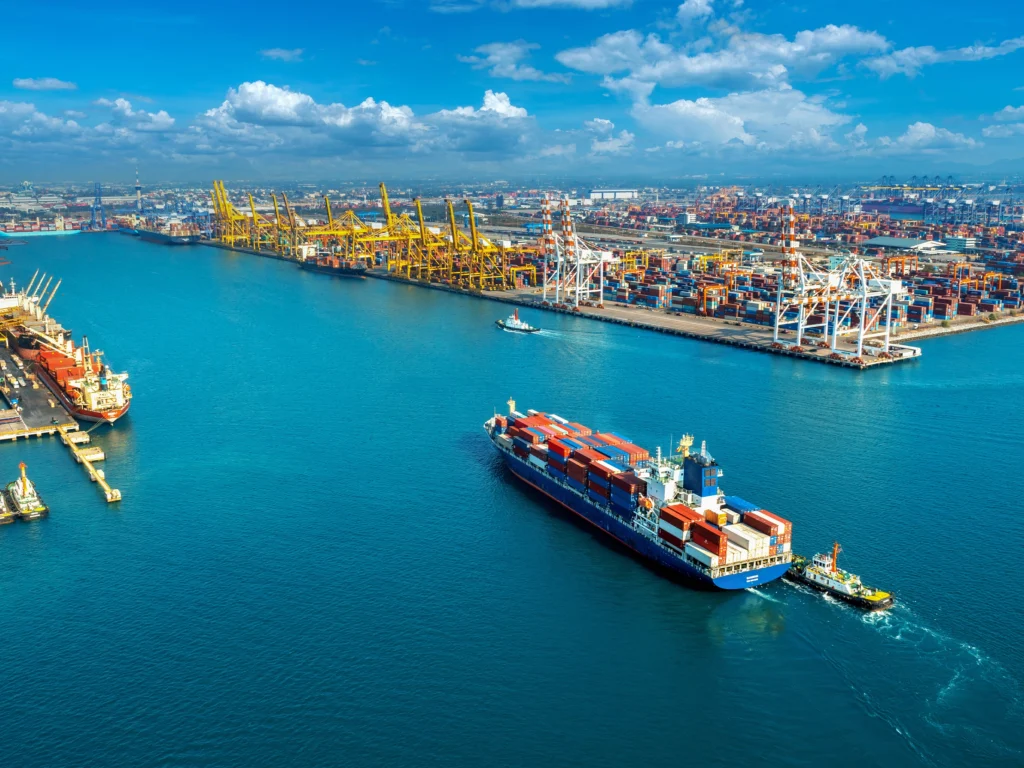 Qué es una carga consolidada: transporte marítimo de mercancías en contenedores
