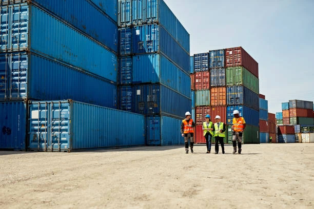 Ingenieros revisando contenedores en el puerto con una prealerta